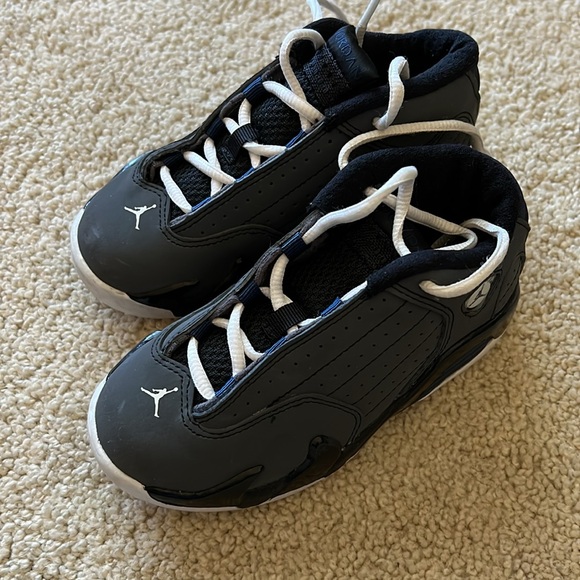 Toddler boys Jordan shoe size 9 - Picture 2 of 5